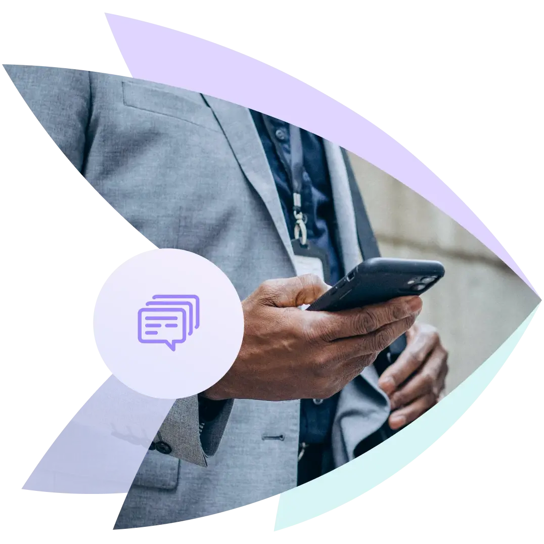 Personne recevant un SMS professionnel