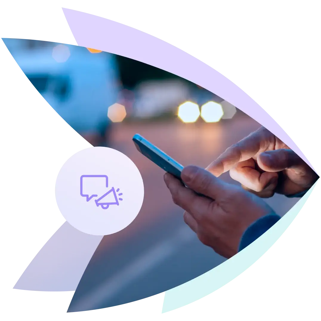 Personne recevant un SMS marketing