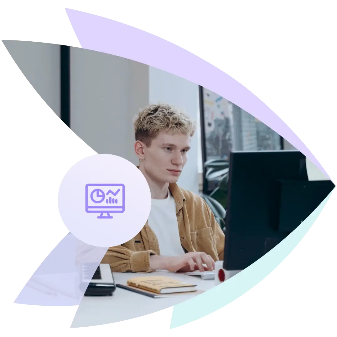 Personne envoyant des SMS depuis son PC