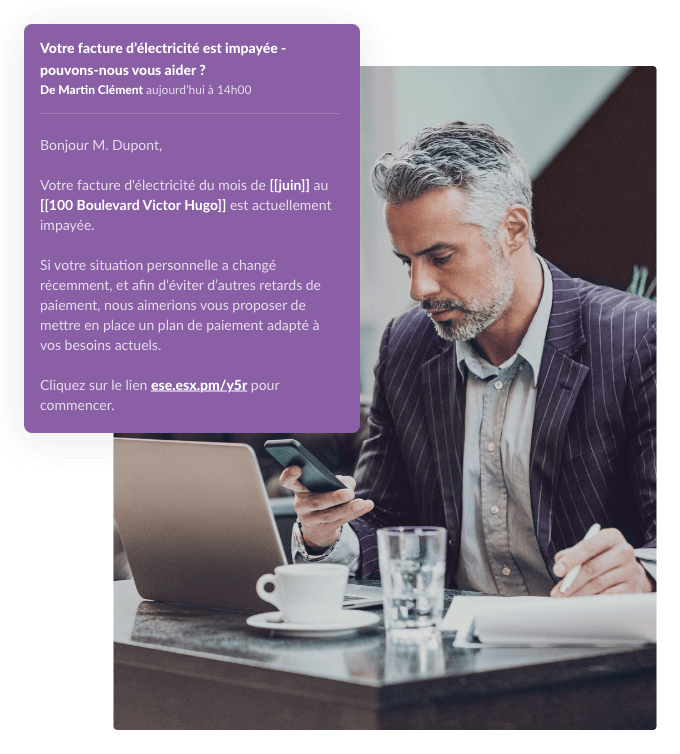 Image montrant une personne qui tient dans sa main son téléphone portable et lit un email concernant une facture impayée, superposé dans une bulle de conversation